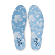 Image de la Jordan 2 Rétro J Balvin, sneaker en cuir blanc avec dégradés pastel, logo Wings iridescent et smiley brodé au talon. (vue semelle intérieur)