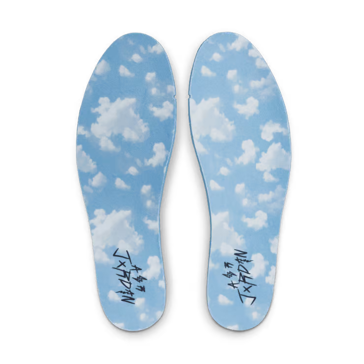 Image de la Jordan 2 Rétro J Balvin, sneaker en cuir blanc avec dégradés pastel, logo Wings iridescent et smiley brodé au talon. (vue semelle intérieur)