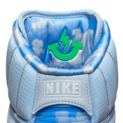 Image de la Jordan 2 Rétro J Balvin, sneaker en cuir blanc avec dégradés pastel, logo Wings iridescent et smiley brodé au talon. (zoom languette intérieur)