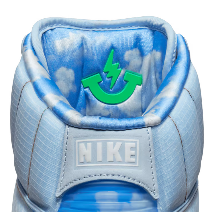 Image de la Jordan 2 Rétro J Balvin, sneaker en cuir blanc avec dégradés pastel, logo Wings iridescent et smiley brodé au talon. (zoom languette intérieur)