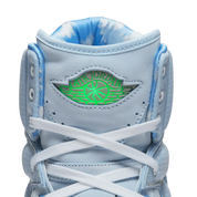 Image de la Jordan 2 Rétro J Balvin, sneaker en cuir blanc avec dégradés pastel, logo Wings iridescent et smiley brodé au talon. (zoom languette)