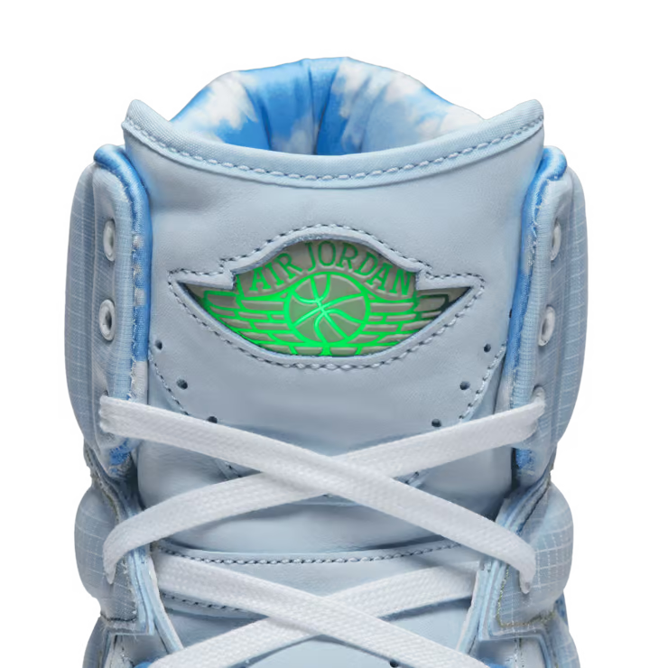 Image de la Jordan 2 Rétro J Balvin, sneaker en cuir blanc avec dégradés pastel, logo Wings iridescent et smiley brodé au talon. (zoom languette)