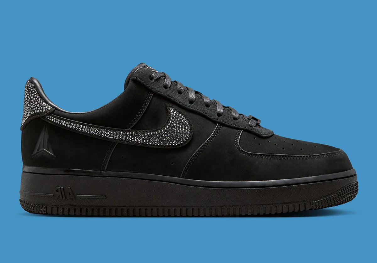 Sneakers Nike Air Force 1 Low LX en cuir premium avec cristaux Swarovski, design signature Ja Morant et amorti Air encapsulé.