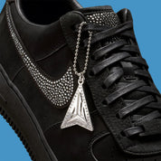 Sneakers Nike Air Force 1 Low LX en cuir premium avec cristaux Swarovski, design signature Ja Morant et amorti Air encapsulé.