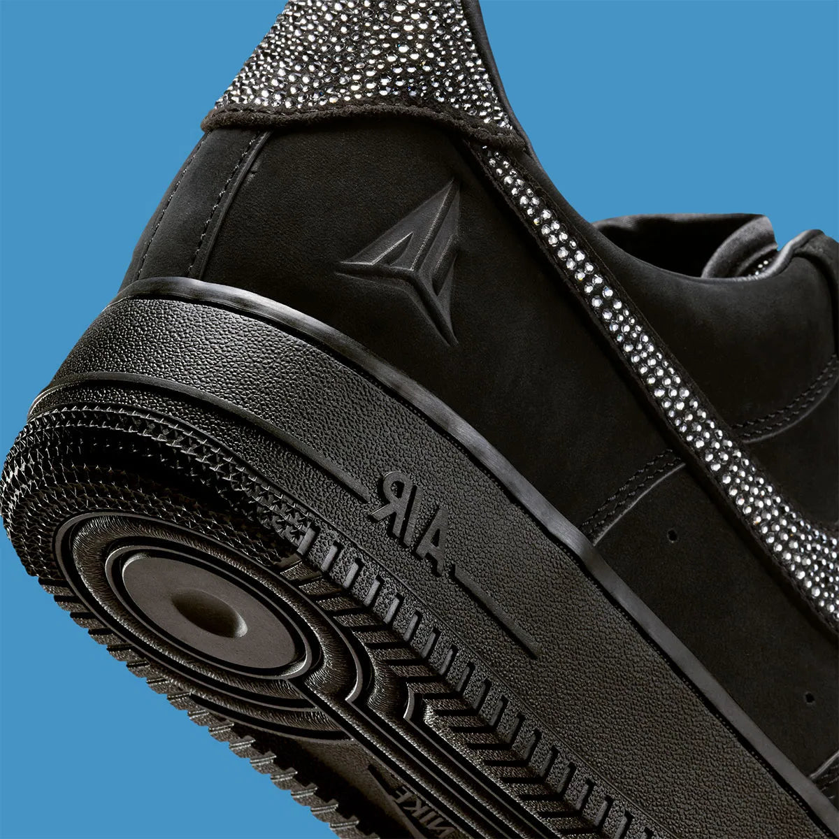 Sneakers Nike Air Force 1 Low LX en cuir premium avec cristaux Swarovski, design signature Ja Morant et amorti Air encapsulé.