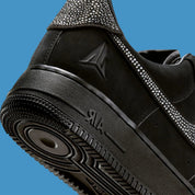 Sneakers Nike Air Force 1 Low LX en cuir premium avec cristaux Swarovski, design signature Ja Morant et amorti Air encapsulé.
