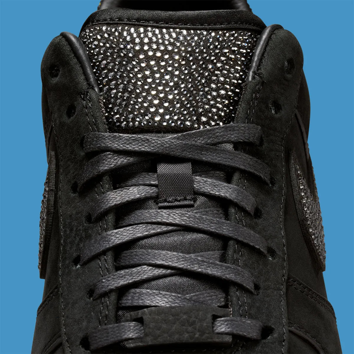 Sneakers Nike Air Force 1 Low LX en cuir premium avec cristaux Swarovski, design signature Ja Morant et amorti Air encapsulé.