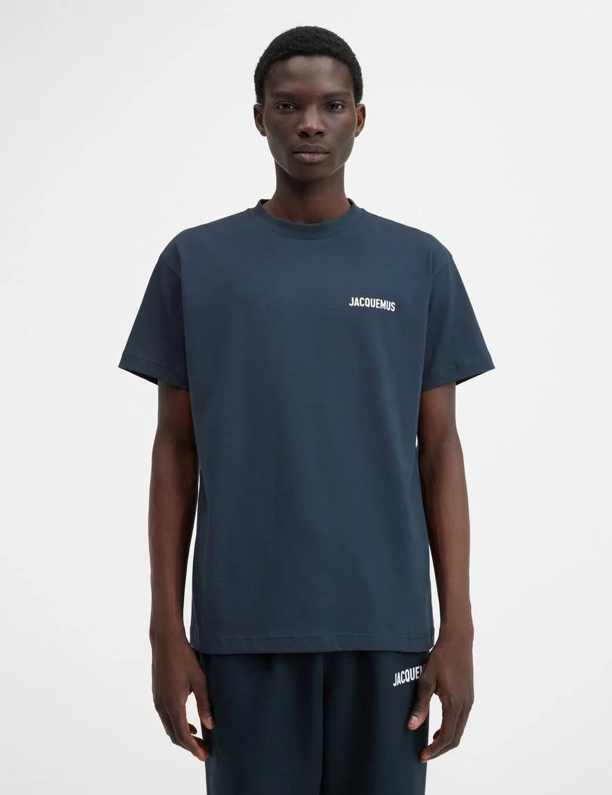 TEE SHIRT JACQUEMUS BLEU MARINE A LOGO IMPRIME BLANC SUR LE COEUR
