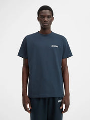 Jacquemus Le T-shirt Logo Navy, tee-shirt en coton bleu marine premium, avec logo Jacquemus brodé ton sur ton, coupe ample wide cut, col rond en bord-côte et finitions renforcées.
