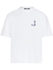 TEE SHIRT JACQUEMUS BLANC AVEC UN LOGO "J" EN FORME DE POISSON SUR LE COEUR ET UN GROS CADRE INSCRIT JACQUEMUS AU DOS DU TEE-SHIRT