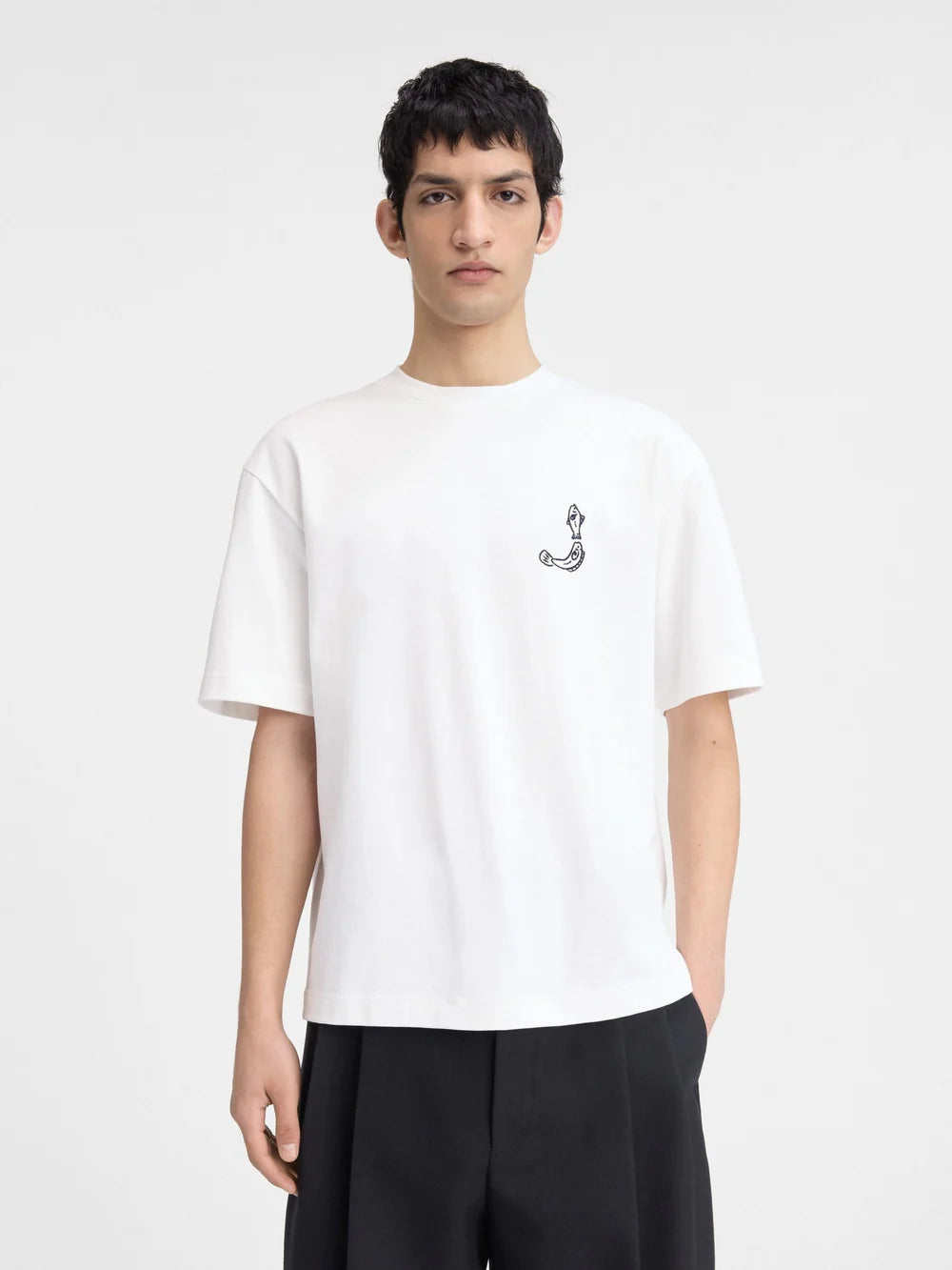 TEE SHIRT JACQUEMUS BLANC AVEC UN LOGO "J" EN FORME DE POISSON SUR LE COEUR ET UN GROS CADRE INSCRIT JACQUEMUS AU DOS DU TEE-SHIRT