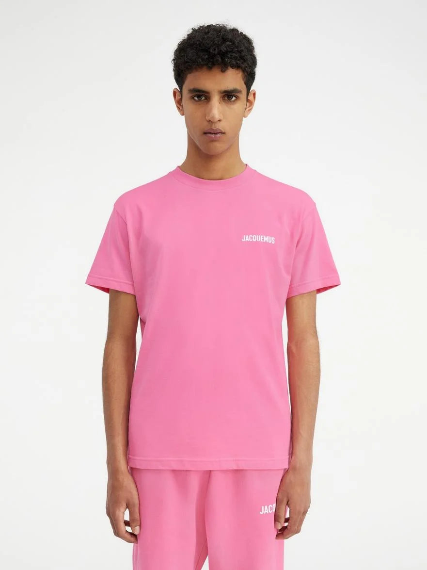 TEE SHIRT JACQUEMUS ROSE A LOGO IMPRIME BLANC SUR LE COEUR