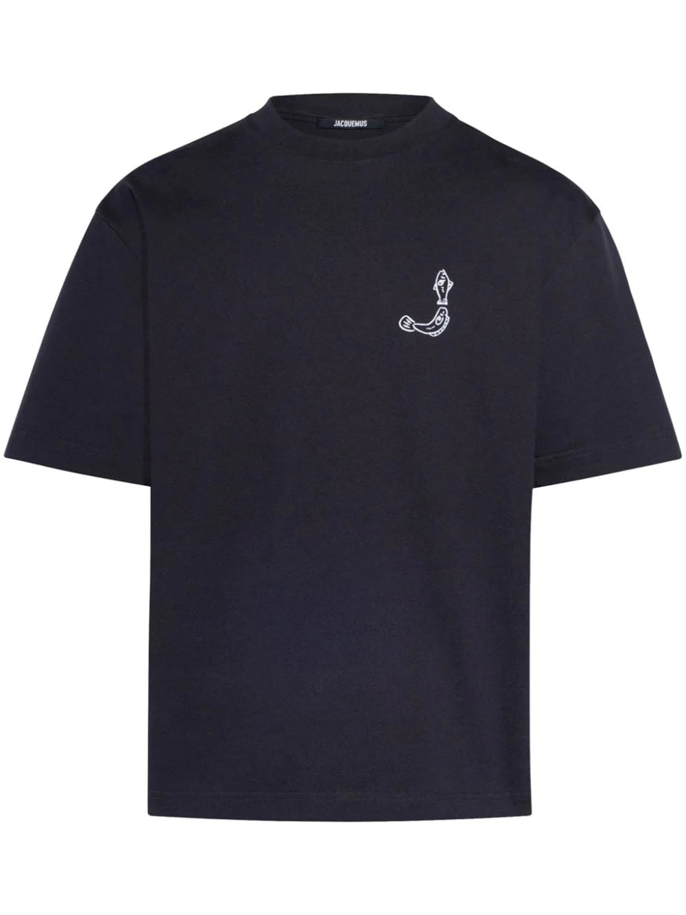 TEE SHIRT JACQUEMUS BLEU MARINE AVEC UN LOGO "J" EN FORME DE POISSON SUR LE COEUR ET UN GROS CADRE INSCRIT JACQUEMUS AU DOS DU TEE-SHIRT