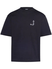 TEE SHIRT JACQUEMUS BLEU MARINE AVEC UN LOGO "J" EN FORME DE POISSON SUR LE COEUR ET UN GROS CADRE INSCRIT JACQUEMUS AU DOS DU TEE-SHIRT
