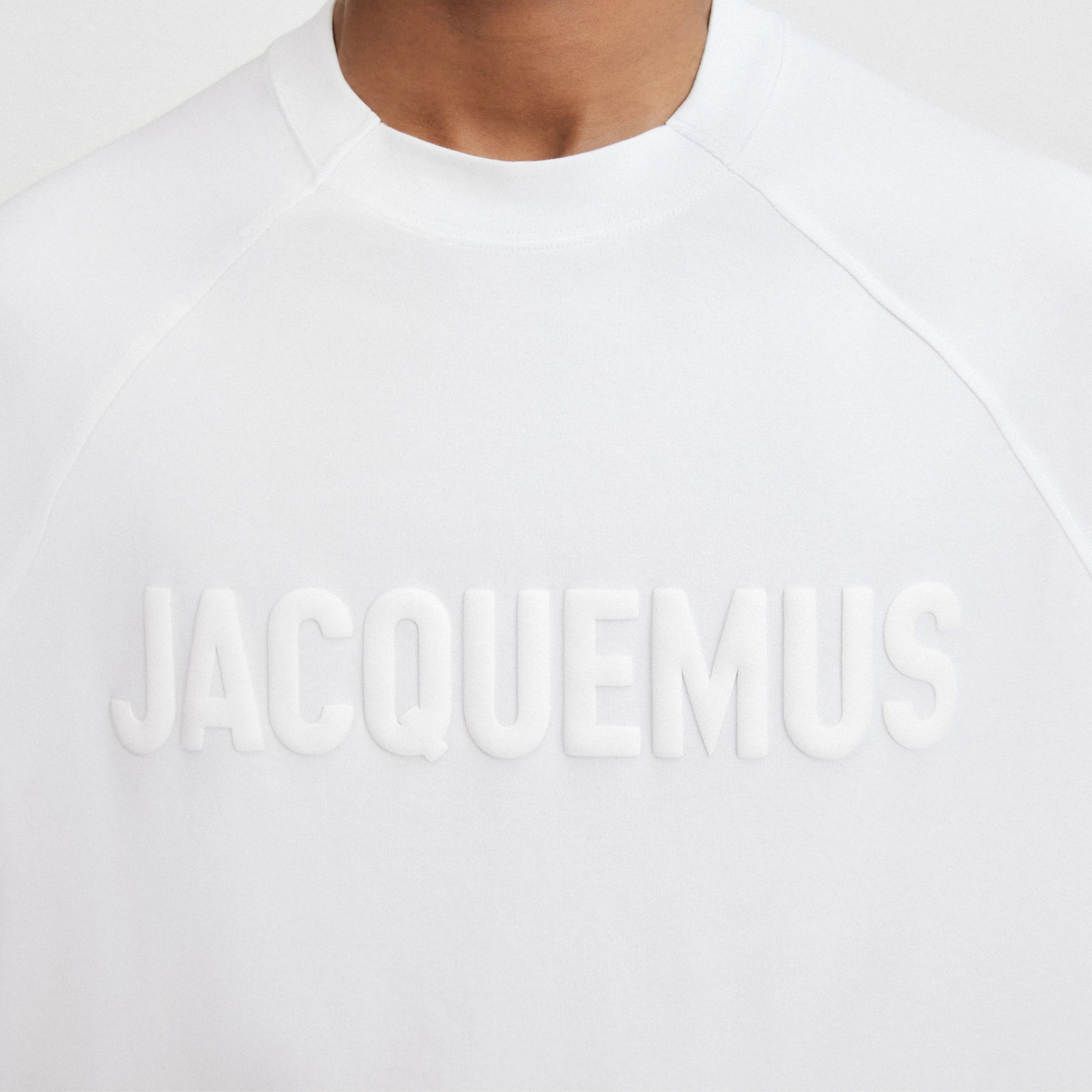 Image du tee-shirt JACQUEMUS Typo Blanc Logo Blanc, en coton blanc premium, avec logo typographique ton sur ton discret et coupe droite contemporaine