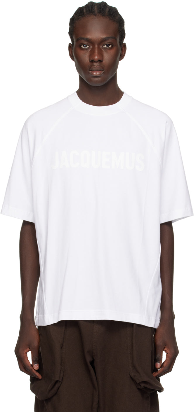 Image du tee-shirt JACQUEMUS Typo Blanc Logo Blanc, en coton blanc premium, avec logo typographique ton sur ton discret et coupe droite contemporaine