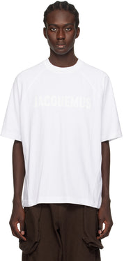 Image du tee-shirt JACQUEMUS Typo Blanc Logo Blanc, en coton blanc premium, avec logo typographique ton sur ton discret et coupe droite contemporaine