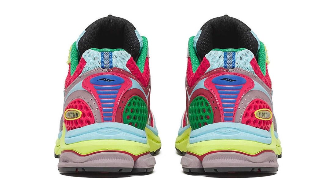 Saucony ProGrid Triumph 4 Jae Tips “Poison Ivy” en mesh Peach/Poison Ivy avec motifs floraux multicolores et amorti ProGrid.