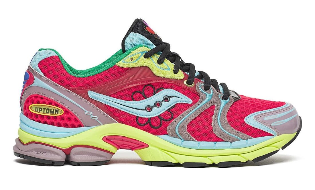 Saucony ProGrid Triumph 4 Jae Tips “Poison Ivy” en mesh Peach/Poison Ivy avec motifs floraux multicolores et amorti ProGrid.