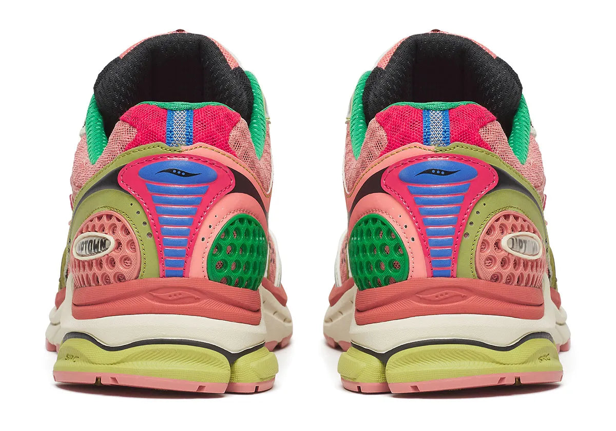 Saucony ProGrid Triumph 4 Jae Tips “Virginia Creeper” en mesh Peach/Leaf avec motifs floraux multicolores et amorti ProGrid.