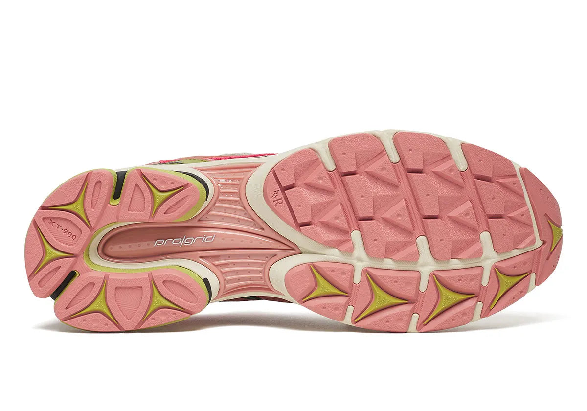 Saucony ProGrid Triumph 4 Jae Tips “Virginia Creeper” en mesh Peach/Leaf avec motifs floraux multicolores et amorti ProGrid.