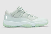 Air Jordan 11 Retro Low JAIDE IW1882-300 en coloris Fiberglass bleu-vert avec mudguard en cuir verni et logo JAIDE au talon.