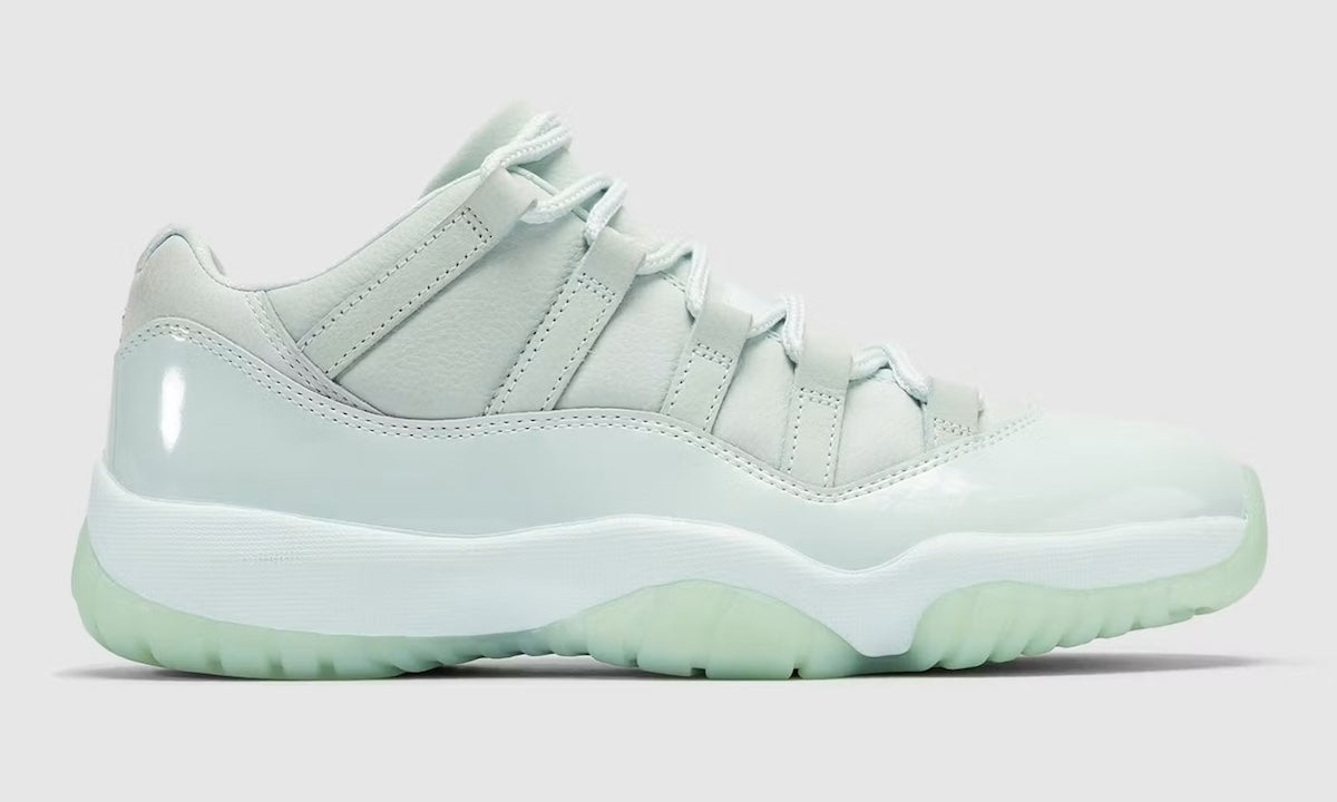 Air Jordan 11 Retro Low JAIDE IW1882-300 en coloris Fiberglass bleu-vert avec mudguard en cuir verni et logo JAIDE au talon.