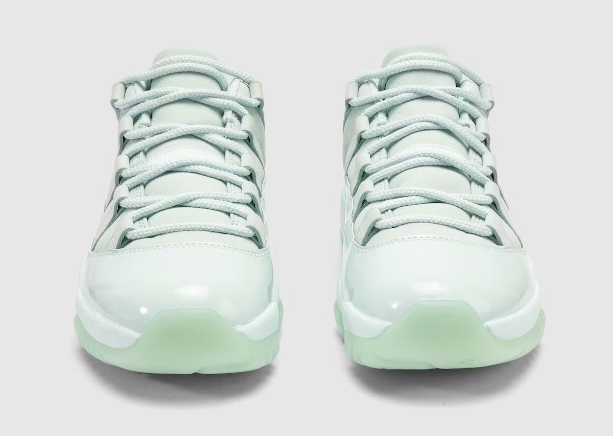 Air Jordan 11 Retro Low JAIDE IW1882-300 en coloris Fiberglass bleu-vert avec mudguard en cuir verni et logo JAIDE au talon.