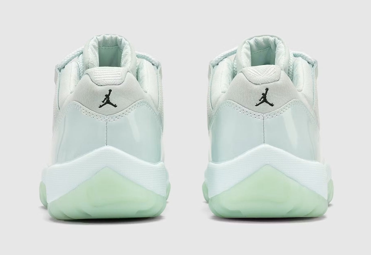 Air Jordan 11 Retro Low JAIDE IW1882-300 en coloris Fiberglass bleu-vert avec mudguard en cuir verni et logo JAIDE au talon.