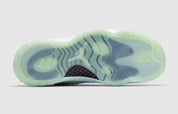 Air Jordan 11 Retro Low JAIDE IW1882-300 en coloris Fiberglass bleu-vert avec mudguard en cuir verni et logo JAIDE au talon.