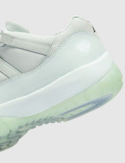Air Jordan 11 Retro Low JAIDE IW1882-300 en coloris Fiberglass bleu-vert avec mudguard en cuir verni et logo JAIDE au talon.
