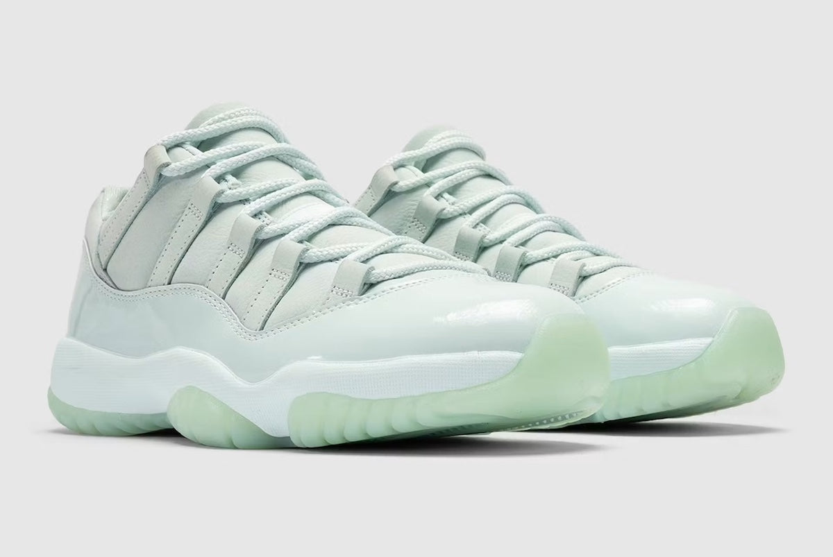 Air Jordan 11 Retro Low JAIDE IW1882-300 en coloris Fiberglass bleu-vert avec mudguard en cuir verni et logo JAIDE au talon.