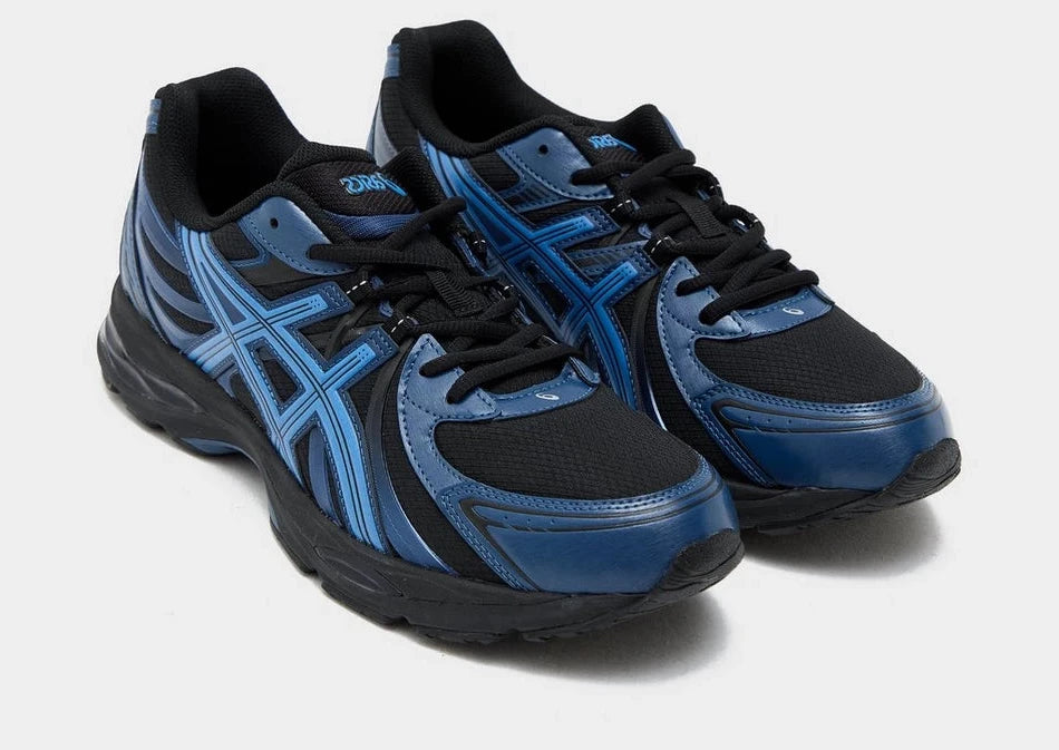ASICS Gel-Sekiran Black Polar Night en mesh noir avec détails bleu nuit, amorti GEL et silhouette technique contemporaine.