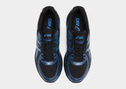 ASICS Gel-Sekiran Black Polar Night en mesh noir avec détails bleu nuit, amorti GEL et silhouette technique contemporaine.