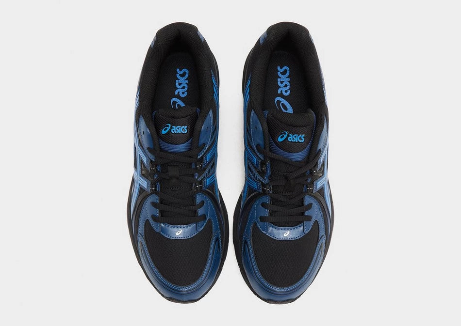 ASICS Gel-Sekiran Black Polar Night en mesh noir avec détails bleu nuit, amorti GEL et silhouette technique contemporaine.