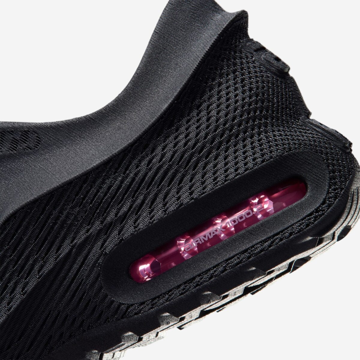 Nike Air Max 1000.2 Black Pink Spell avec tige en textile noir, empiècements synthétiques, détails Pink Spell, technologie Air visible et silhouette moderne.