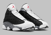 Air Jordan 13 Retro Black Flint DJ5982-060 en cuir blanc, suède Flint Grey et mesh noir réfléchissant avec Jumpman rouge vue de 3/4 face. 