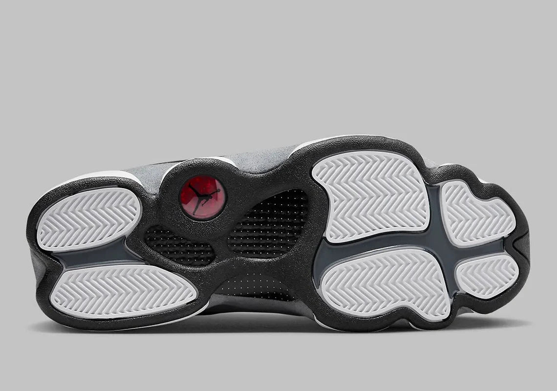 Air Jordan 13 Retro Black Flint DJ5982-060 en cuir blanc, suède Flint Grey et mesh noir réfléchissant avec Jumpman rouge vue de dessous. 