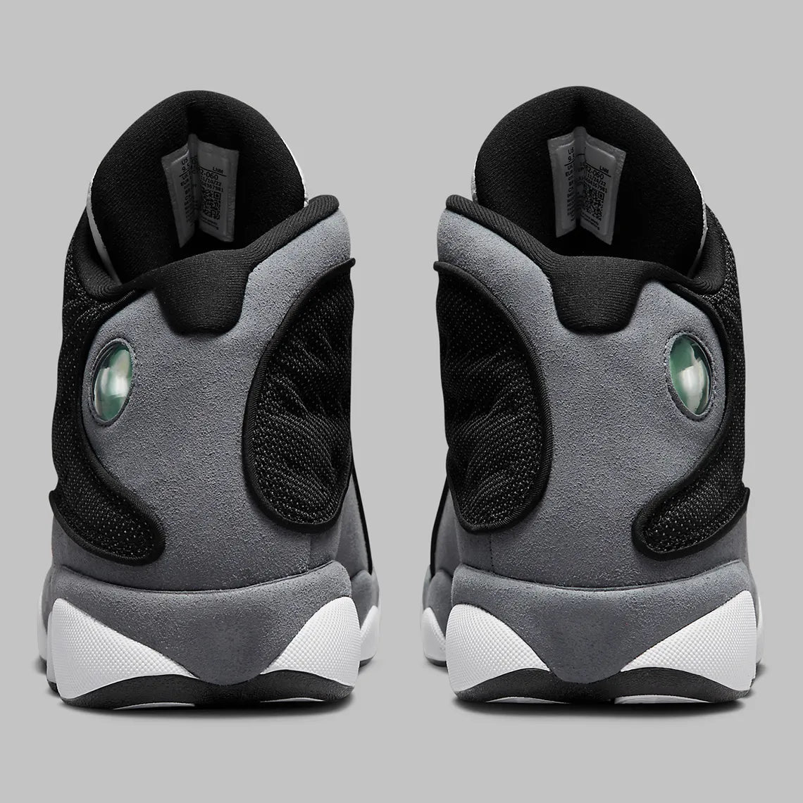Air Jordan 13 Retro Black Flint DJ5982-060 en cuir blanc, suède Flint Grey et mesh noir réfléchissant avec Jumpman rouge vue de derrière. 