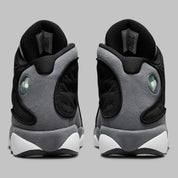 Air Jordan 13 Retro Black Flint DJ5982-060 en cuir blanc, suède Flint Grey et mesh noir réfléchissant avec Jumpman rouge vue de derrière. 