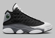 Air Jordan 13 Retro Black Flint DJ5982-060 en cuir blanc, suède Flint Grey et mesh noir réfléchissant avec Jumpman rouge vue de profil. 