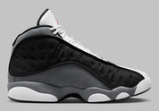 Air Jordan 13 Retro Black Flint DJ5982-060 en cuir blanc, suède Flint Grey et mesh noir réfléchissant avec Jumpman rouge vue de profil. 