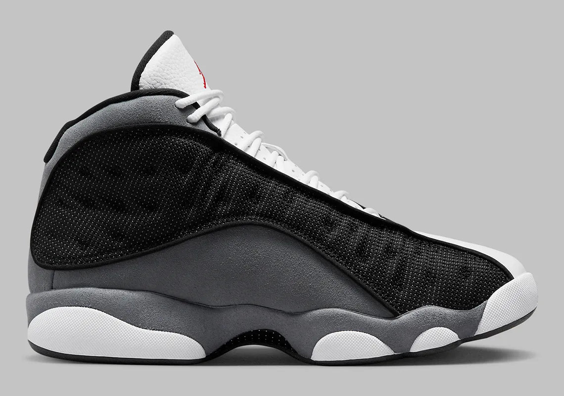 Air Jordan 13 Retro Black Flint DJ5982-060 en cuir blanc, suède Flint Grey et mesh noir réfléchissant avec Jumpman rouge vue de profil. 