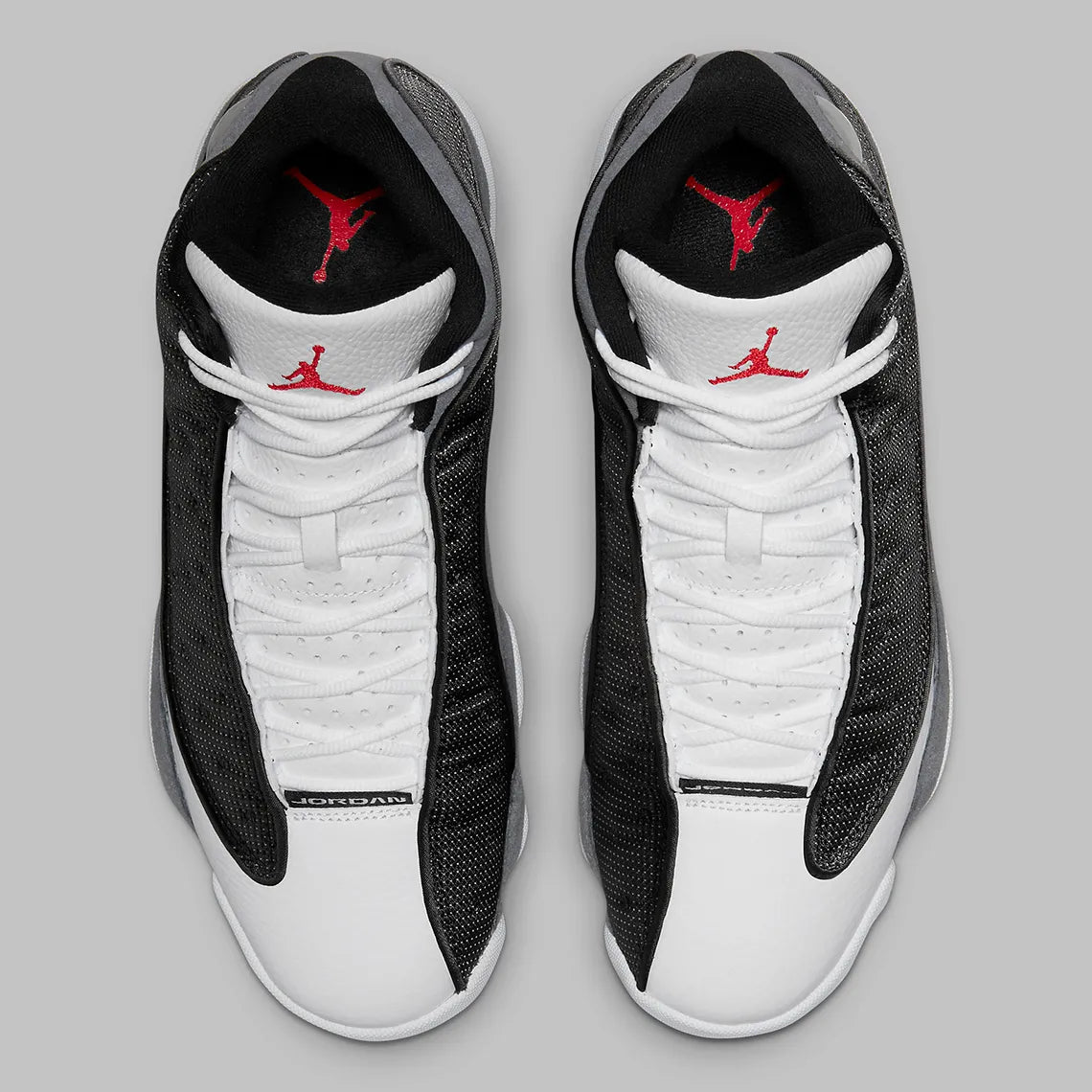 Air Jordan 13 Retro Black Flint DJ5982-060 en cuir blanc, suède Flint Grey et mesh noir réfléchissant avec Jumpman rouge vue du dessus. 