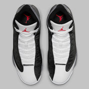Air Jordan 13 Retro Black Flint DJ5982-060 en cuir blanc, suède Flint Grey et mesh noir réfléchissant avec Jumpman rouge vue du dessus. 
