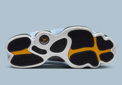 Air Jordan 13 Retro Blue Grey 414571-170 en cuir blanc avec panneaux Blue Grey, détails noirs, accents Yellow Ochre et hologramme vert vue de dessous. 
