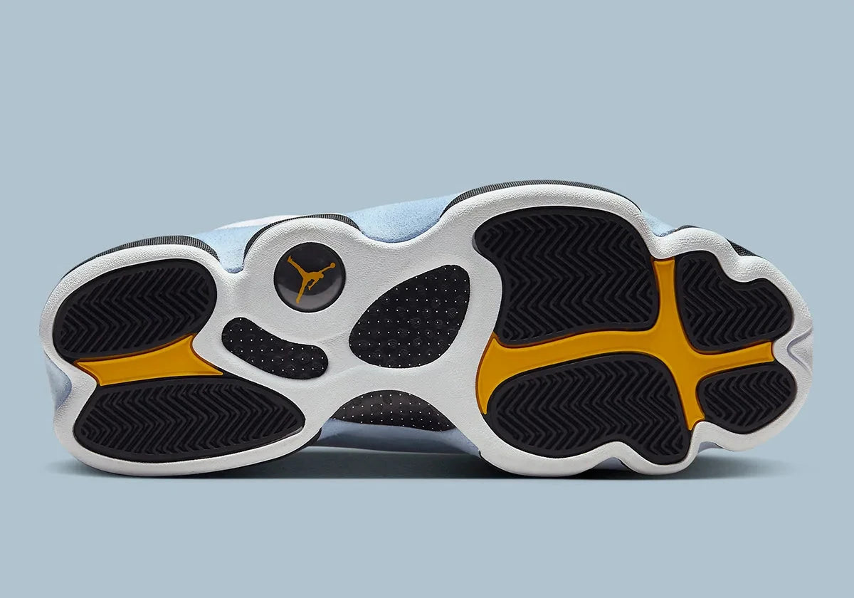 Air Jordan 13 Retro Blue Grey 414571-170 en cuir blanc avec panneaux Blue Grey, détails noirs, accents Yellow Ochre et hologramme vert vue de dessous. 
