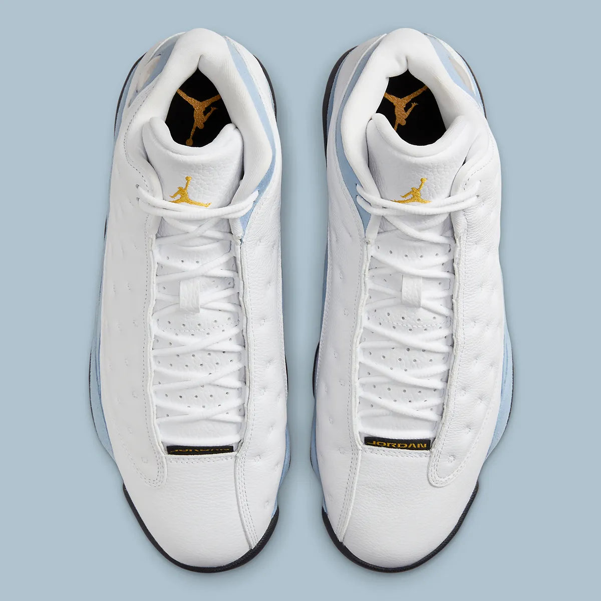 Air Jordan 13 Retro Blue Grey 414571-170 en cuir blanc avec panneaux Blue Grey, détails noirs, accents Yellow Ochre et hologramme vert vue du dessus. 