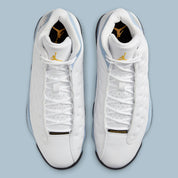 Air Jordan 13 Retro Blue Grey 414571-170 en cuir blanc avec panneaux Blue Grey, détails noirs, accents Yellow Ochre et hologramme vert vue du dessus. 