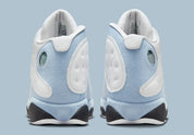 Air Jordan 13 Retro Blue Grey 414571-170 en cuir blanc avec panneaux Blue Grey, détails noirs, accents Yellow Ochre et hologramme vert vue de derrière. 